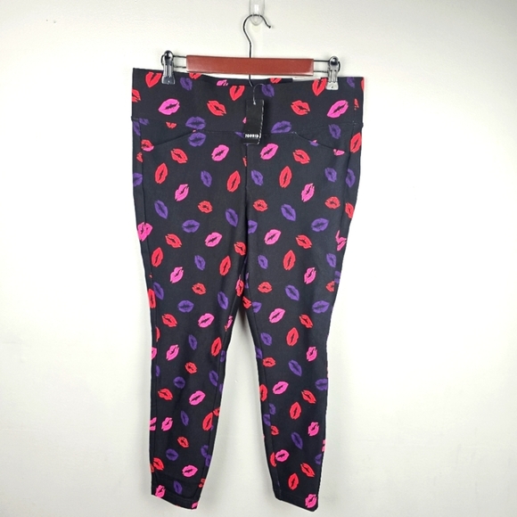 TORRID‎ High Rise Pixie Pants Kiss Lips All Over Print Black Red Women Plus Sz L - Picture 3 of 15